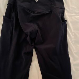 Like new pockets on side- Lululemon high rise Align 25”.  Navy